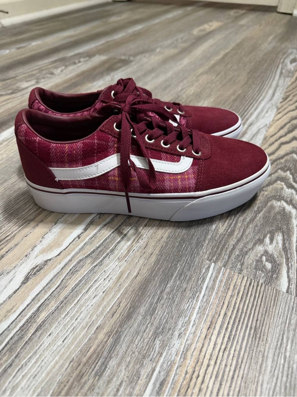 Women’s Vans Ward Platform Suede/ Plaid, size 8